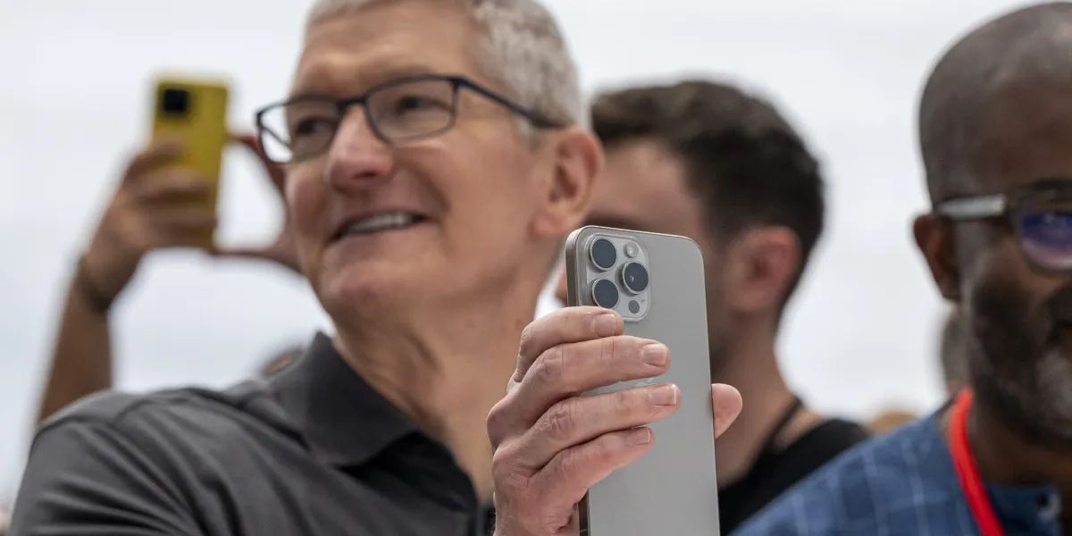 Màu của iPhone 15 Pro Titan Tự Nhiên trên tay Tim Cook - CEO của Apple